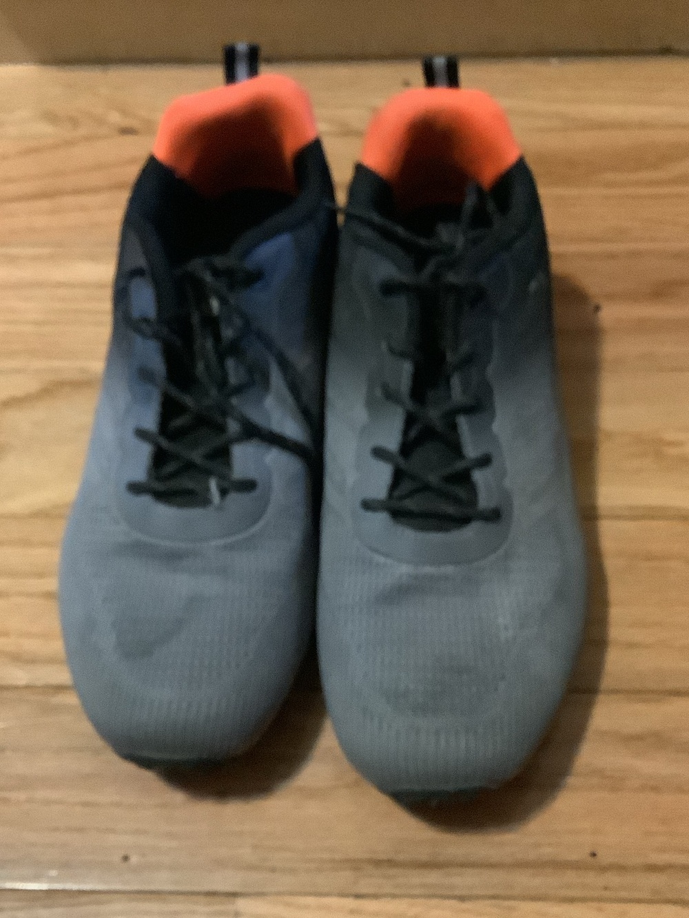 Men's Gray Athletic Sneakers with Orange Collar — Comfortable Everyday Trainers